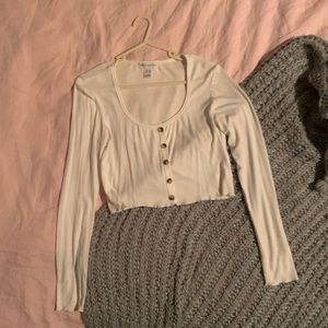Buttoned down cropped long sleeve top